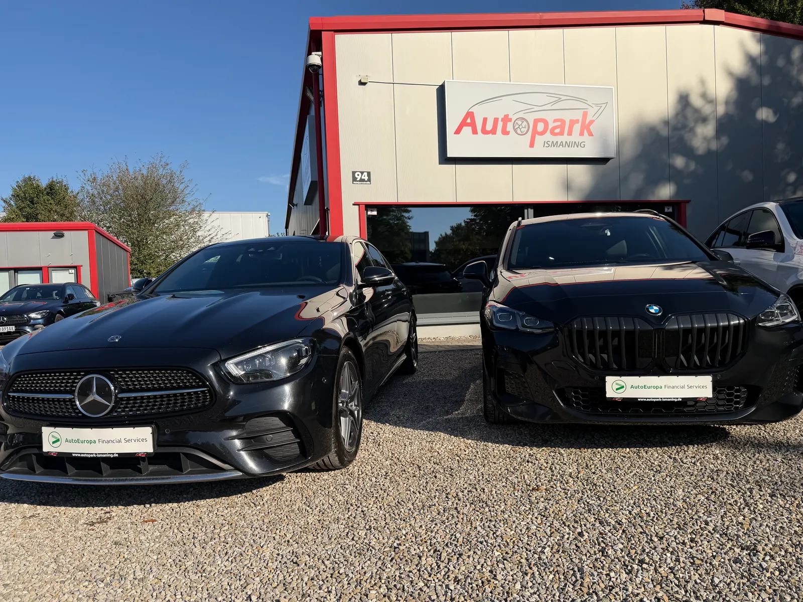 Fahrzeuge vor dem Autopark Ismaning
