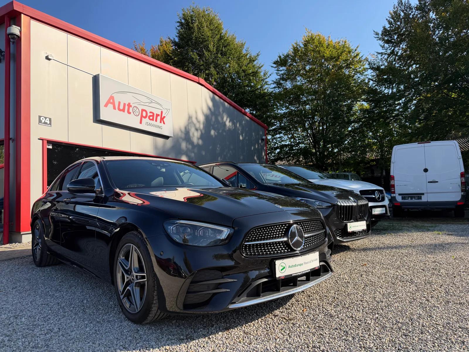 Mercedes E-Klasse vor Autopark Ismaning